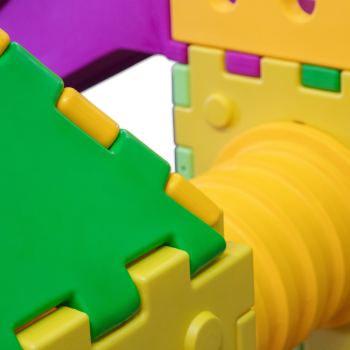 Cubic Spielzeugmodell i2000 – modulares Spiel mit 1 großer Rutsche und 2 Häusern.