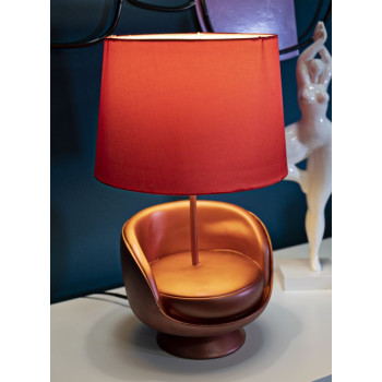 ROTE NACHTTISCHLAMPE IM MITTELJAHRHUNDERT