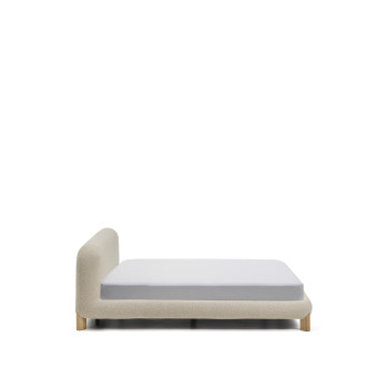 Odina-Bett mit abnehmbarem Bezug aus ecrufarbenem Bouclé, Beinen aus massiver Esche und naturbelassener Oberfläche für eine Matratze der Größe 180 x 200 cm.