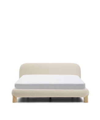 Odina-Bett mit abnehmbarem Bezug aus ecrufarbenem Bouclé, Beinen aus massiver Esche und naturbelassener Oberfläche für eine Matratze der Größe 180 x 200 cm.