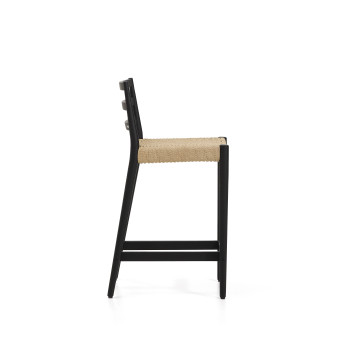 Analy-Hocker mit Rückenlehne aus massiver Eiche in Schwarz und 65 cm Sitzfläche aus 100 % FSC-zertifiziertem Seil
