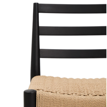 Analy-Hocker mit Rückenlehne aus massiver Eiche in Schwarz und 65 cm Sitzfläche aus 100 % FSC-zertifiziertem Seil