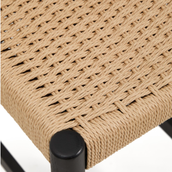 Analy-Hocker mit Rückenlehne aus massiver Eiche in Schwarz und 65 cm Sitzfläche aus 100 % FSC-zertifiziertem Seil