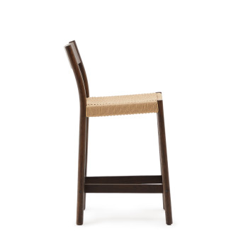 Yalia-Hocker mit Rückenlehne aus massiver Eiche in Walnussoptik und 65 cm Sitzfläche aus 100 % FSC-zertifiziertem Seil