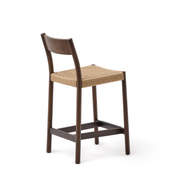 Yalia-Hocker mit Rückenlehne aus massiver Eiche in Walnussoptik und 65 cm Sitzfläche aus 100 % FSC-zertifiziertem Seil