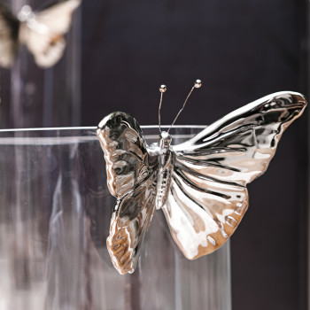 Klare Glasvase, Keramikschmetterling