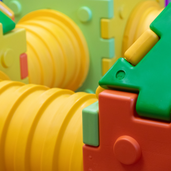 Modulární herní hrad se 4 domečky a 4 tunely