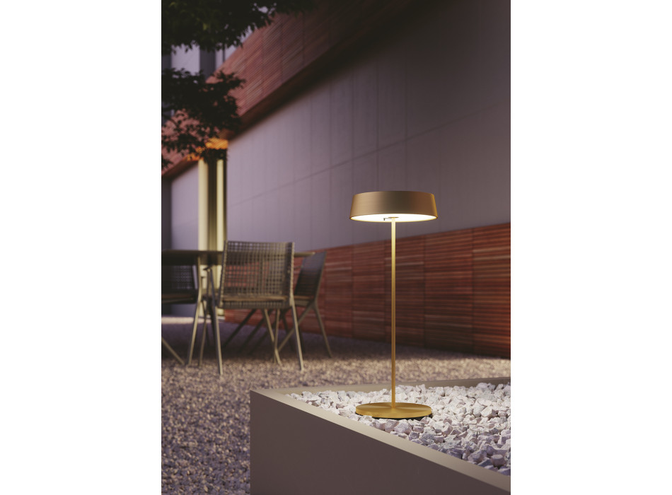 Dobíjecí LED stolní lampa Cocktail Gold, 2,2 W, 192 lm, 3000 K, stmívatelná, IP54: Elegantní, vodotěsná a ideální pro vytvoření atmosféry uvnitř i venku. Objevte ji u Tecno Arredo 3 Lighting.