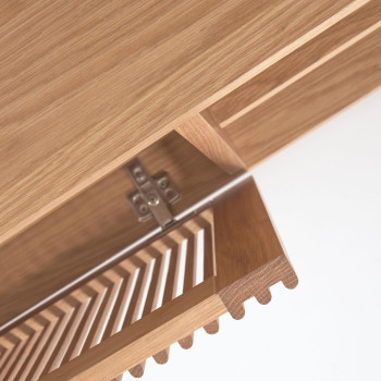 TV stolek Beyla se 2 dveřmi z masivního dřeva a dubové dýhy 180 x 49,5 cm FSC100%