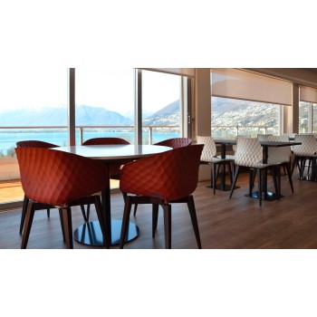 Křeslo UNI-KA 599 ET AL s dřevěnými nohami