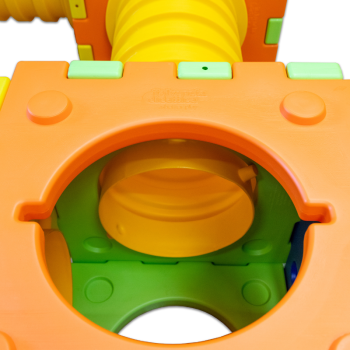 Modulární hra Quadrotto se 4 kostkami a 4 tunely.