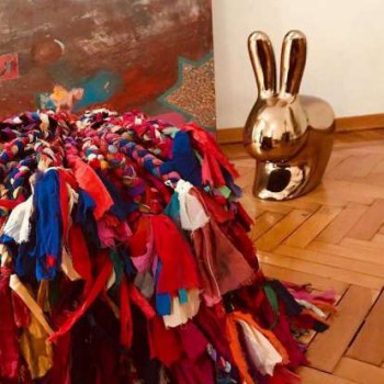 Židle ve tvaru králíka s kovovou povrchovou úpravou QEEBOO 90004