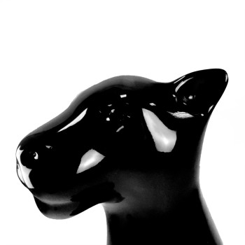 Socha Kiry z lakovaného pantera od Candyslabu