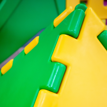 Cubic toy modello e- gioco modulare componibile con 1 scivolo-scala piccolo, 2 cubotti e 1 casetta.