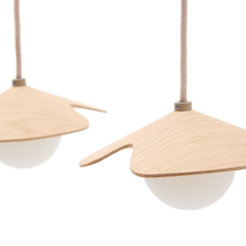 Lampada da soffitto Wilara in impiallacciatura di rovere con 3 perle di vetro fumé bianco