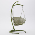 Poltrona sospesa con base Saliga in alluminio e rattan sintetico verde