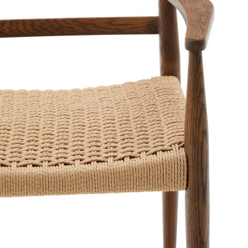 Sedia Analy con braccioli in legno massiccio di rovere con finitura in noce e seduta in corda FSC 10