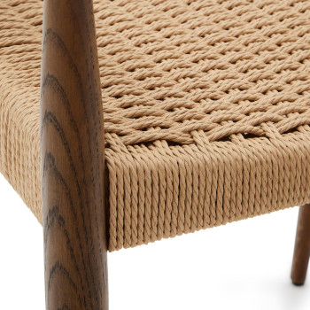 Sedia Analy con braccioli in legno massiccio di rovere con finitura in noce e seduta in corda FSC 10