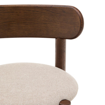 Sedia Nebai in ciniglia marrone con struttura in legno massiccio di rovere finitura in noce FSC MIX