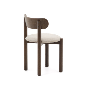 Sedia Nebai in ciniglia marrone con struttura in legno massiccio di rovere finitura in noce FSC MIX Credit