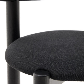 Sedia Nebai in ciniglia nera con struttura in legno massiccio di rovere finitura nera FSC MIX Credit