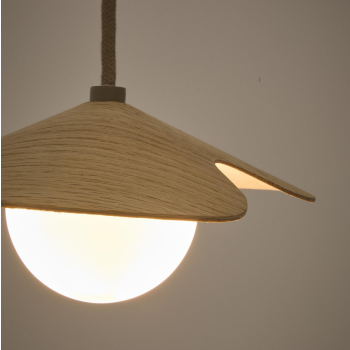 Wilara loftlampe i egetræsfiner med 1 hvid røget glaskugle