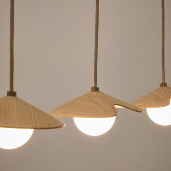 Wilara loftlampe i egetræsfiner med 3 hvide røgede glasperler