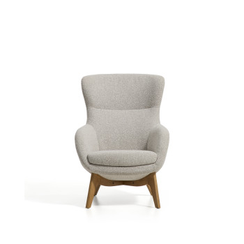 Adiran lænestol i tyk beige chenille med ben i massivt egetræ med en naturlig finish