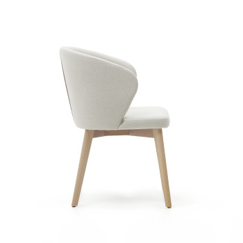 Darice stol i beige chenille og massivt bøgetræ med en naturlig FSC 100% finish