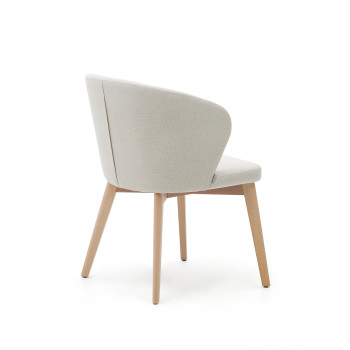 Darice stol i beige chenille og massivt bøgetræ med en naturlig FSC 100% finish