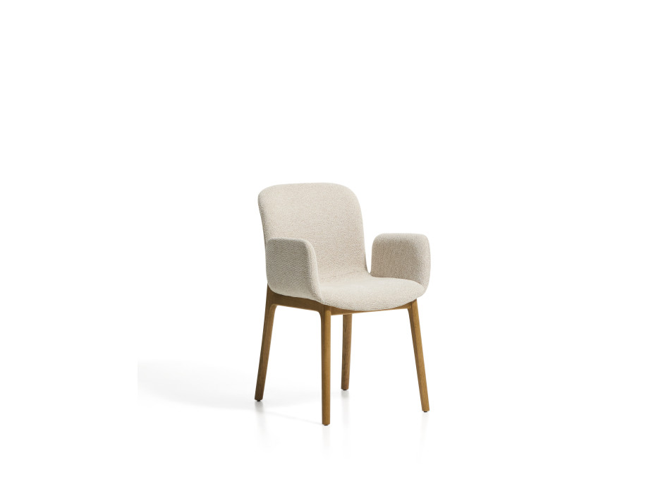 Elnor stol i beige chenille med armlæn og ben i massiv eg med en naturlig finish