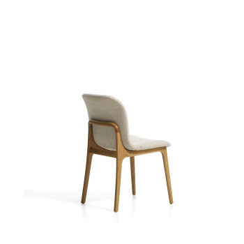 Elnor stol i beige chenille med ben i massivt egetræ med en naturlig finish