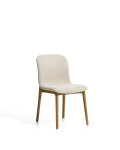 Elnor stol i beige chenille med ben i massivt egetræ med en naturlig finish
