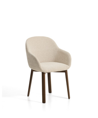 Meila stol med armlæn i beige chenille og ben i massivt egetræ med valnøddefinish