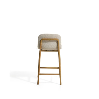 Elnor skammel i beige chenille med ben i massivt egetræ i naturlig finish 65 cm