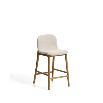 Elnor skammel i beige chenille med ben i massivt egetræ i naturlig finish 65 cm
