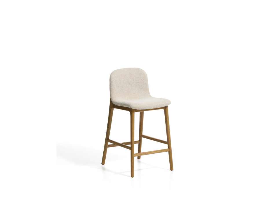 Elnor skammel i beige chenille med ben i massivt egetræ i naturlig finish 65 cm