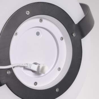 Dinesh tafellamp met zwart stalen handvat.