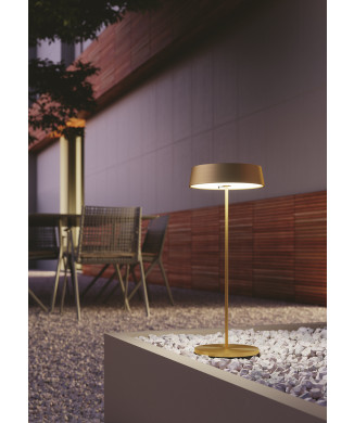 Cocktail Gold oplaadbare LED-tafellamp, 2,2 W, 192 lm, 3000 K, dimbaar, IP54: Elegant, waterdicht en perfect voor het creëren van sfeer binnen en buiten. Ontdek hem bij Tecno Arredo 3 Lighting.