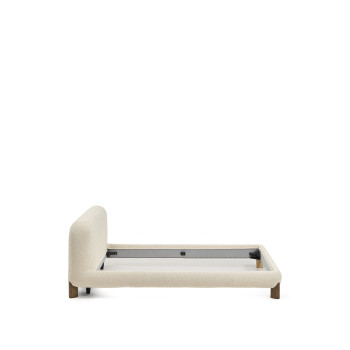 Odina-bed met afneembare hoes in ecru bouclé met massief essenhouten poten in FSC-walnootafwerking, geschikt voor een matras van 180 x 200 cm.