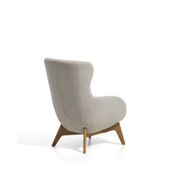 Adiran fauteuil in dikke beige chenille met massief eikenhouten poten en een natuurlijke afwerking.