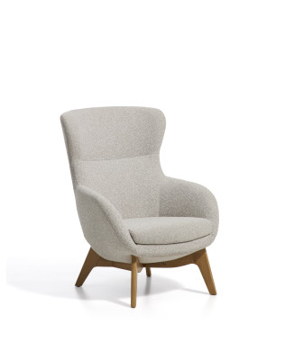 Adiran fauteuil in dikke beige chenille met massief eikenhouten poten en een natuurlijke afwerking.