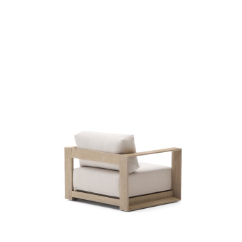 Amberkleurige fauteuil van massief acaciahout met een lichte afwerking, 100% FSC-gecertificeerd.