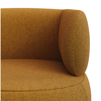 Luisa brandwerende fauteuil in mosterdkleurige schapenvachtlook met massief beukenhouten poten van 90 cm.