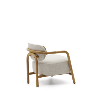 Melqui beige fauteuil gemaakt van massief eikenhout met een natuurlijke afwerking.