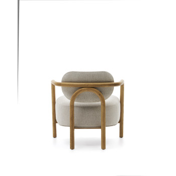 Melqui beige fauteuil gemaakt van massief eikenhout met een natuurlijke afwerking.