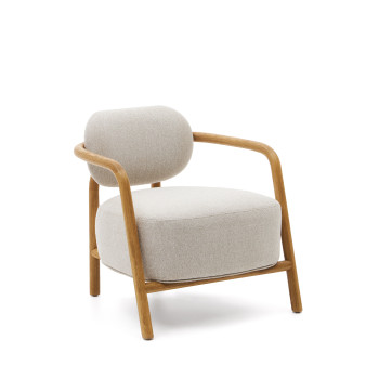 Melqui beige fauteuil gemaakt van massief eikenhout met een natuurlijke afwerking.