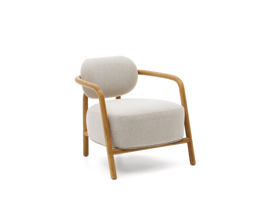 Melqui beige fauteuil gemaakt van massief eikenhout met een natuurlijke afwerking.
