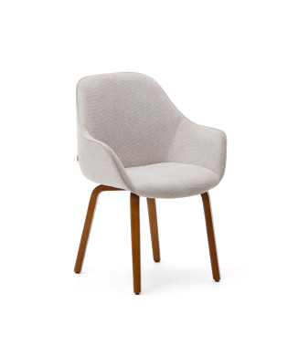De Aleli-stoel is uitgevoerd in beige chenille met massief essenhouten poten en een walnootkleurige afwerking.