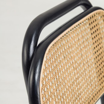 Doriane stoel van massief iepenhout, zwart gelakt, met stoffen zitting.